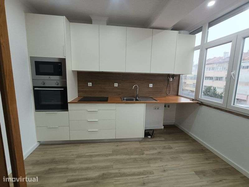 Apartamento T2 Duplex totalmente remodelado na Amadora - Grande imagem: 5/8