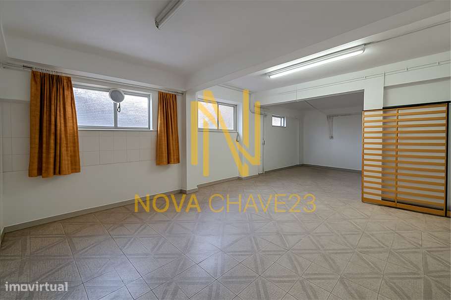 Armazém com 136m2 na Av. de Santa Maria-6