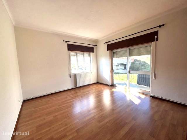 Moradia T4 isolada com jardim e garagem-9