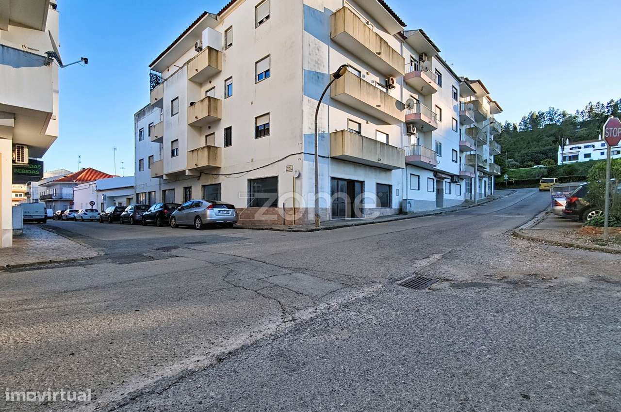 Loja no centro de São Bartolomeu de Messines com 216m2-0