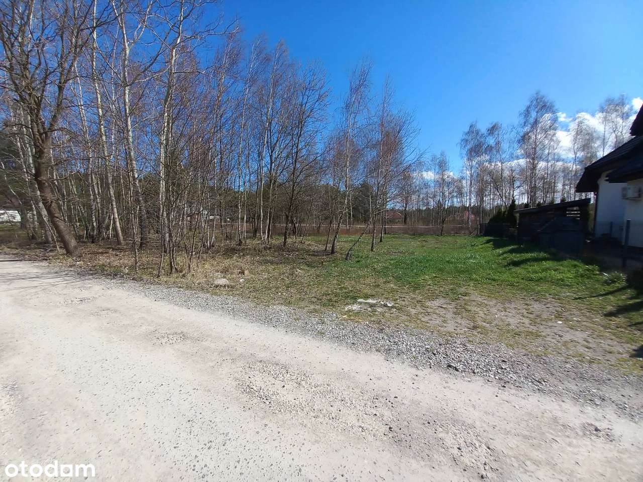 Działka budowlana z mediami i utwardzonym dojazdem