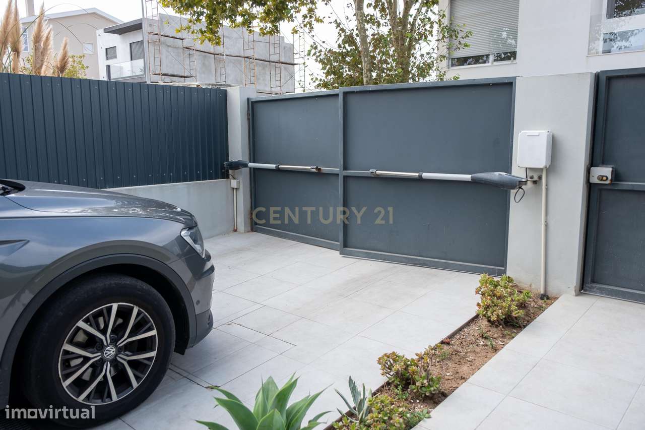 Moradia T4 com jardim e espaço exterior para convívio-41