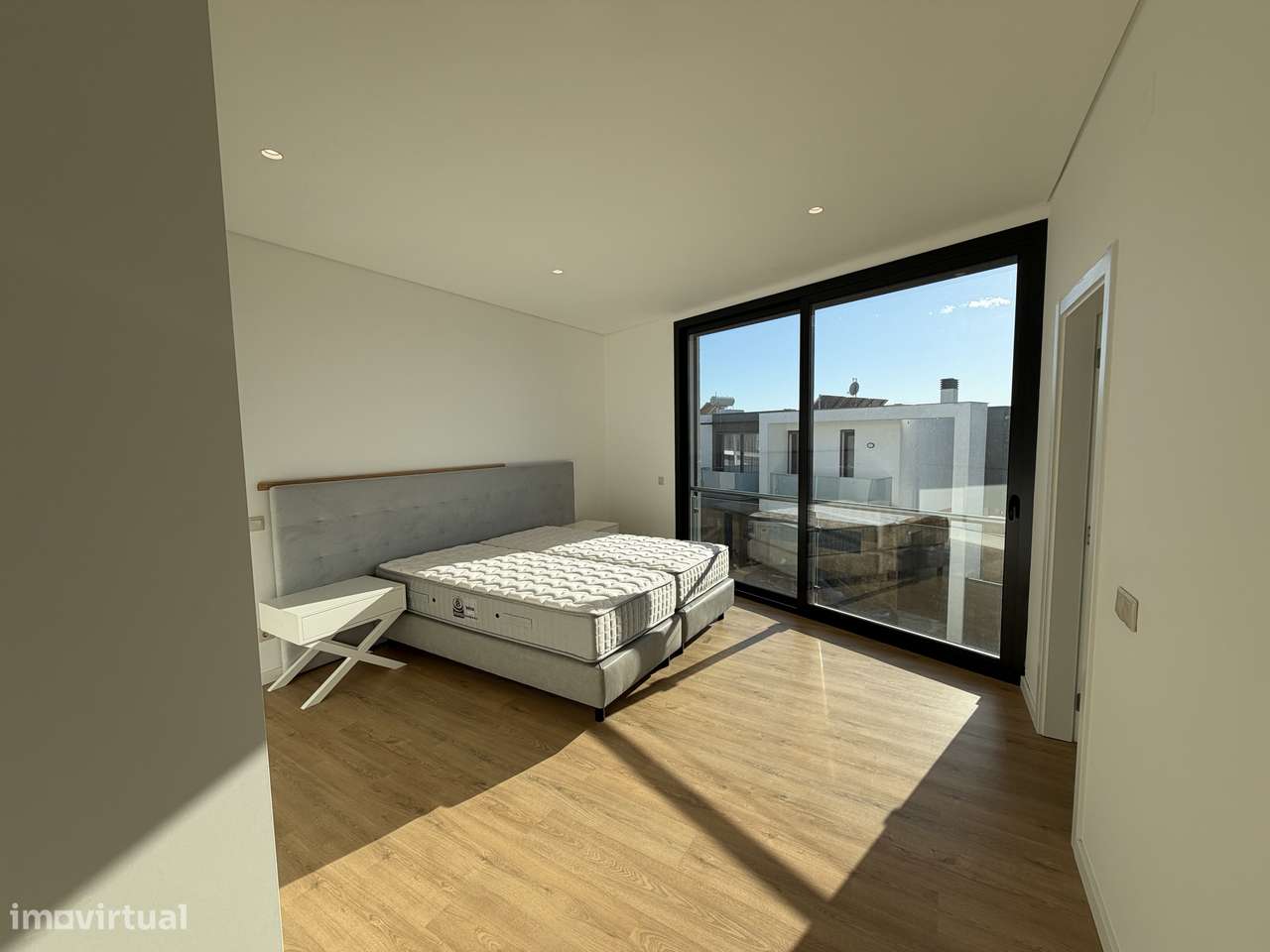 Moradia T4 NOVA com box e piscina-24