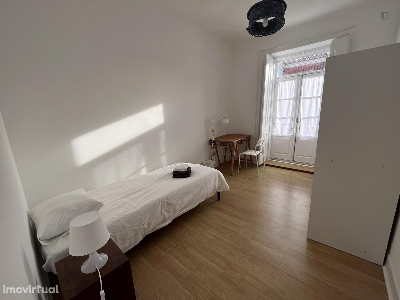 573945 - Quarto com cama de solteiro em apartamento com 6 quartos