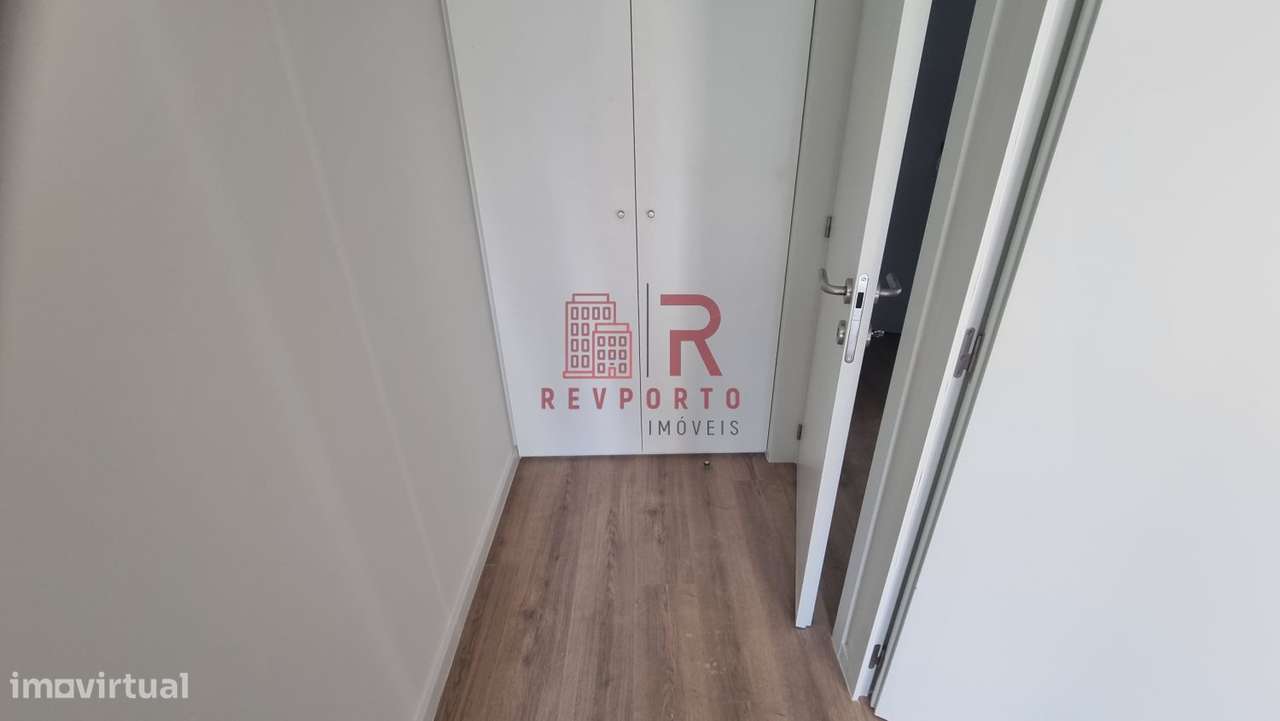 Apartamento T2, com 2 suítes, varanda, jardim e garagem-35