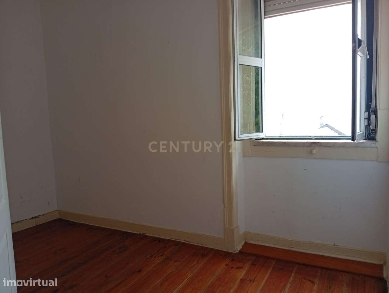 Apartamento para remodelação total situado na zona oriental (a 10m a p-5