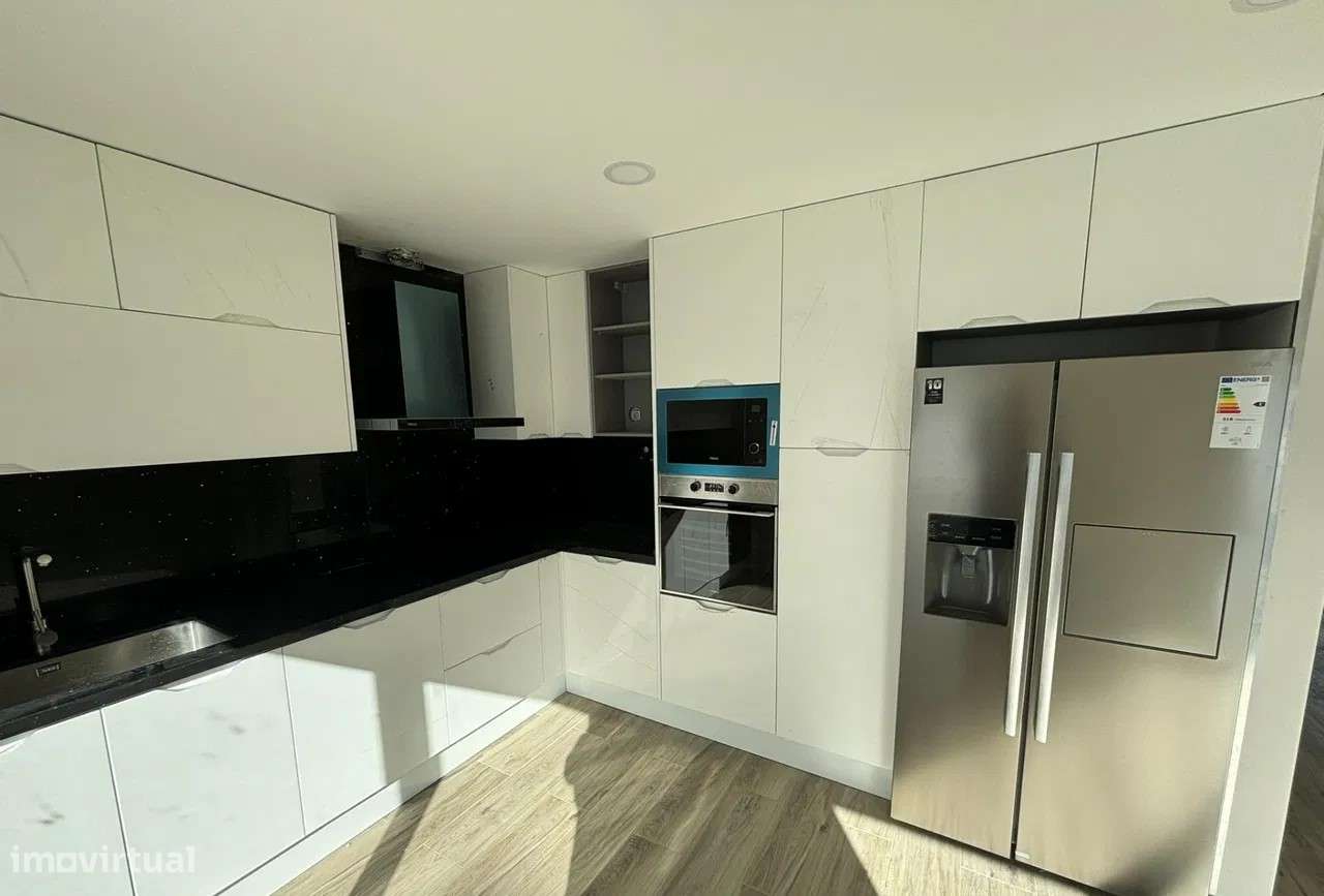 Moradia T4 com piscina e garagem - A Estrear-3