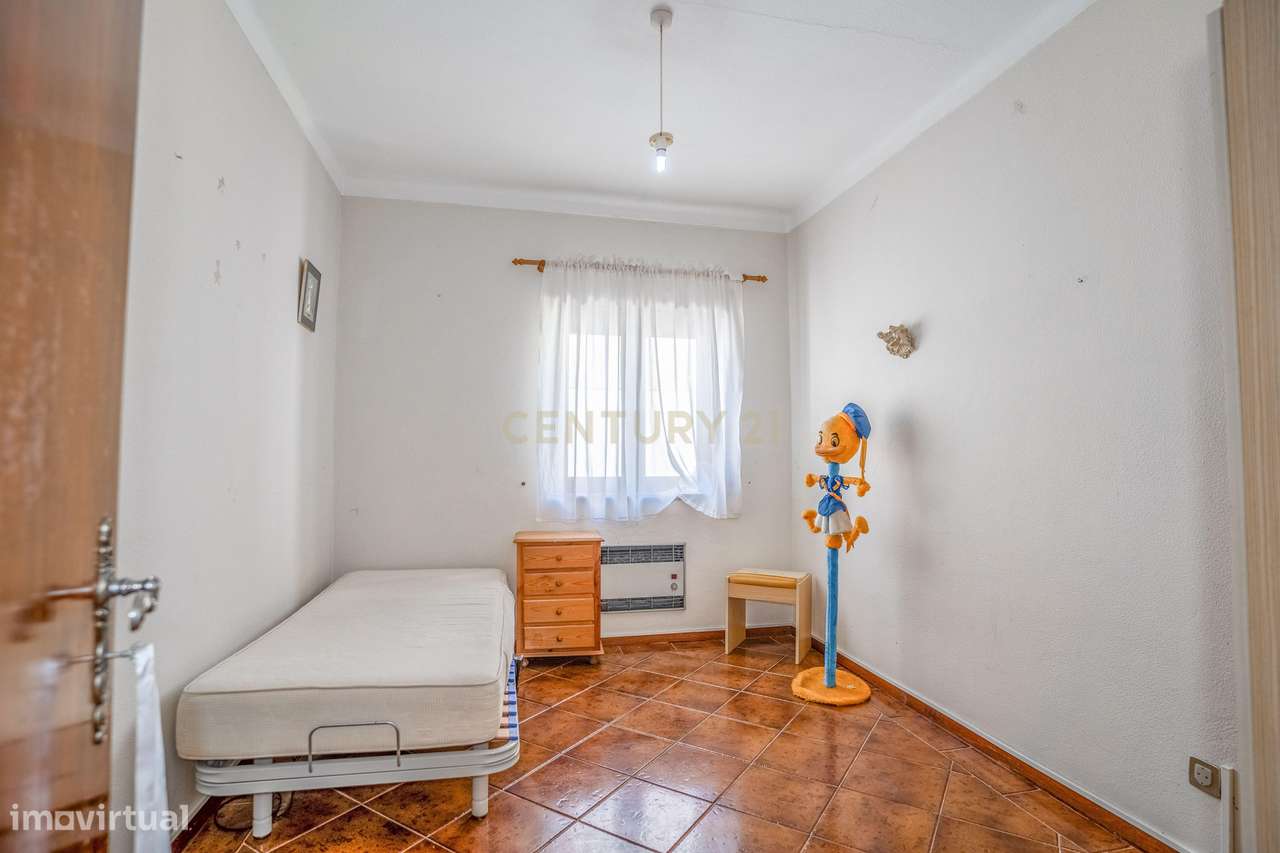 Moradia Bifamiliar com 2 Armazéns de Grande Dimensão-14