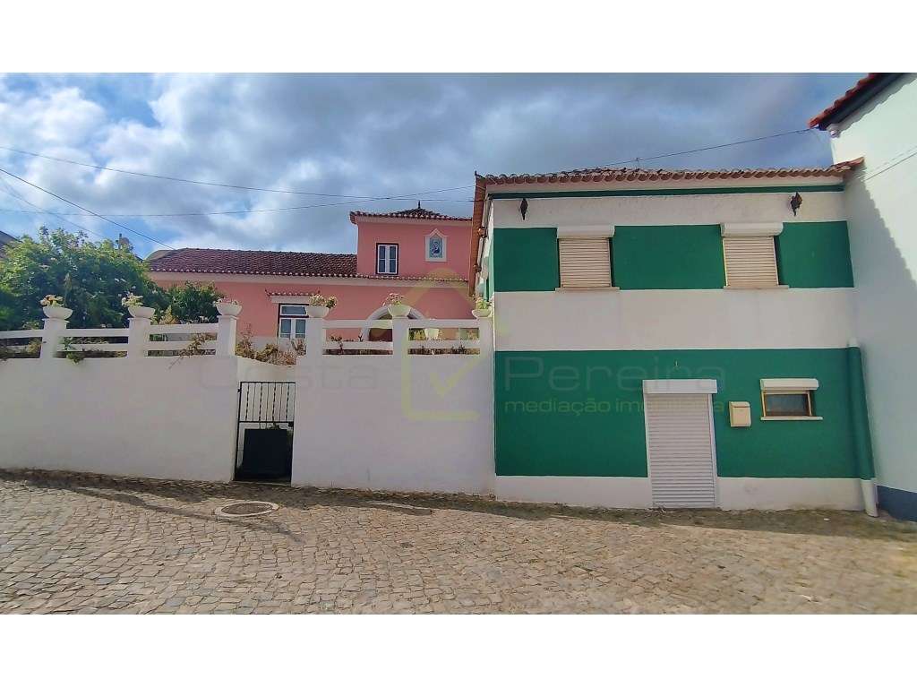 Moradia para renovação no centro de Monte Redondo-20