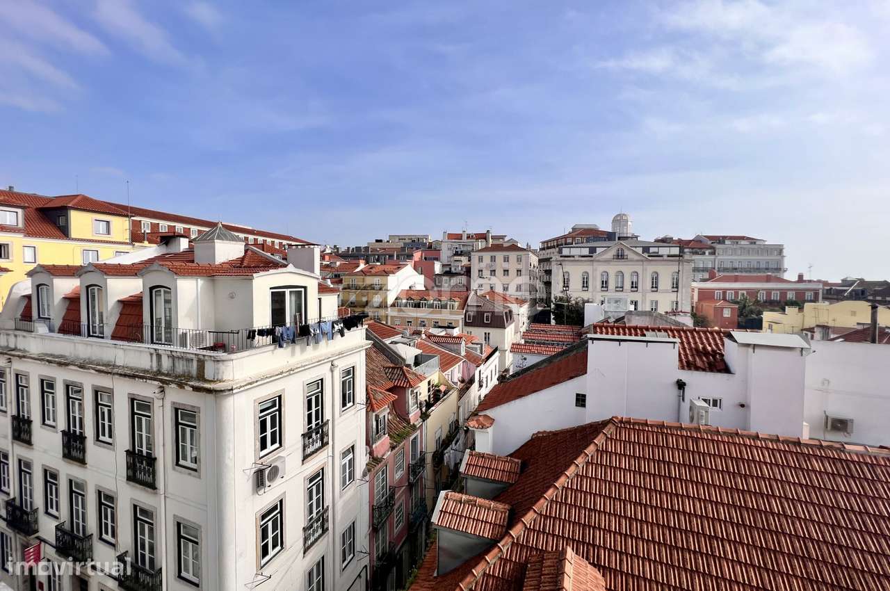 Prédio com 4 apartamentos e uma loja em Santa Catarina - Lisboa-7