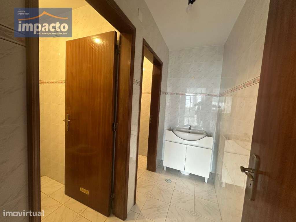 LOJA Sobral Monte Agraço, 55 m2 e arrumos 38 m2, Montra, inst sanit... - Grande imagem: 4/12