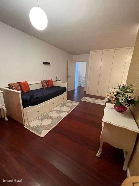 Apartamento T4 Duplex c/ garagem fechada p/ 2 carros.-19