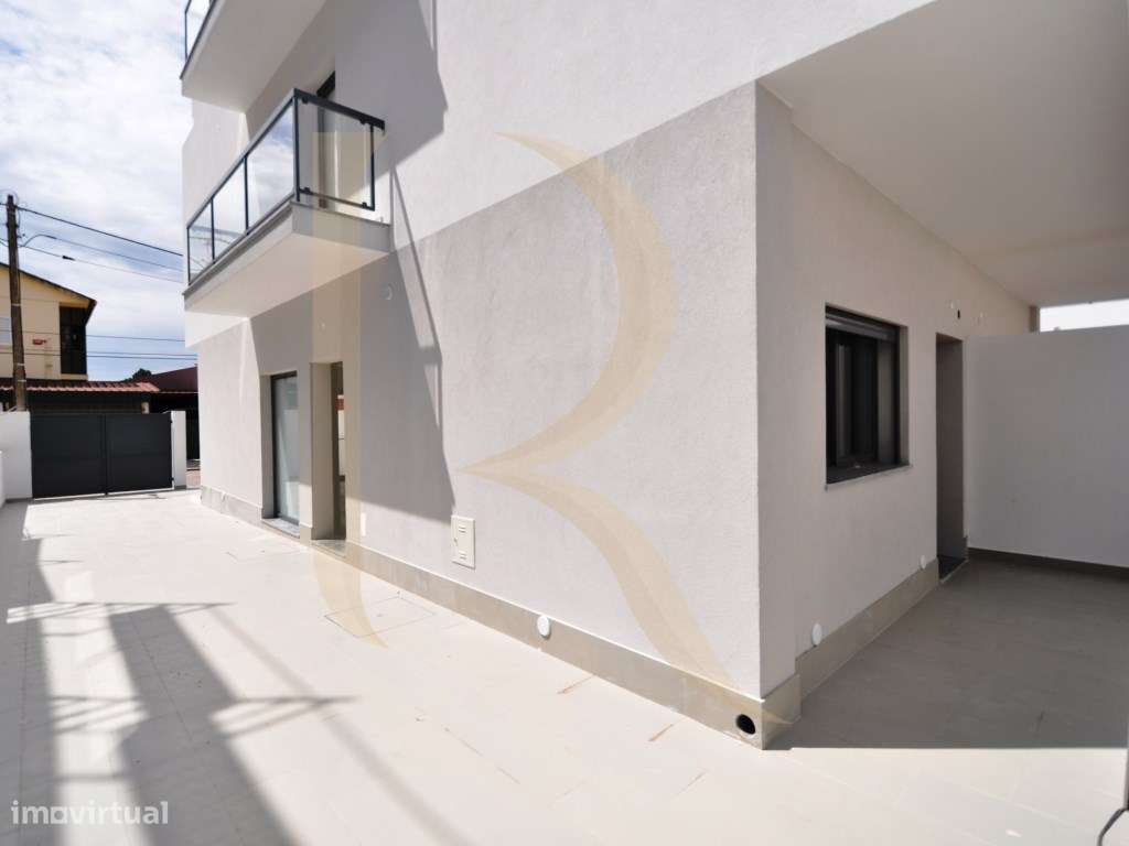 Moradia geminada nova T3 com garagem e terraço na Quinta do Conde-7