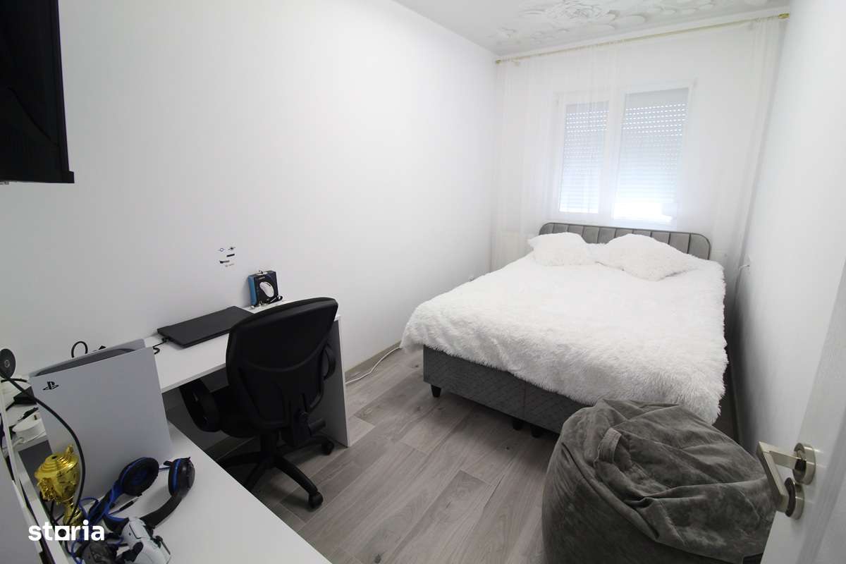 Vând apartament 3 camere în Hunedoara, zona Micro1-Teatru, etaj 4...-4