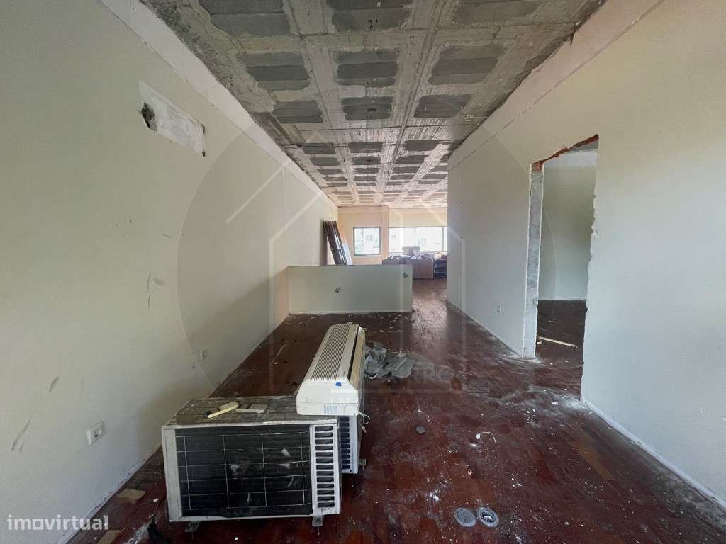 Prédio Urbano no Centro da Maia Potencial para Serviços ou Habitação-16