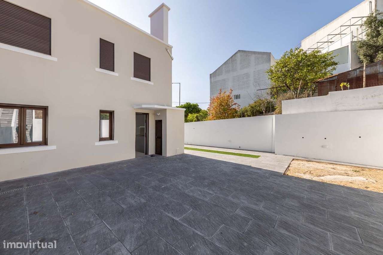 T3 NOVO – Apartamento com Espaço Exterior Único de 500 m² no Seixal-24