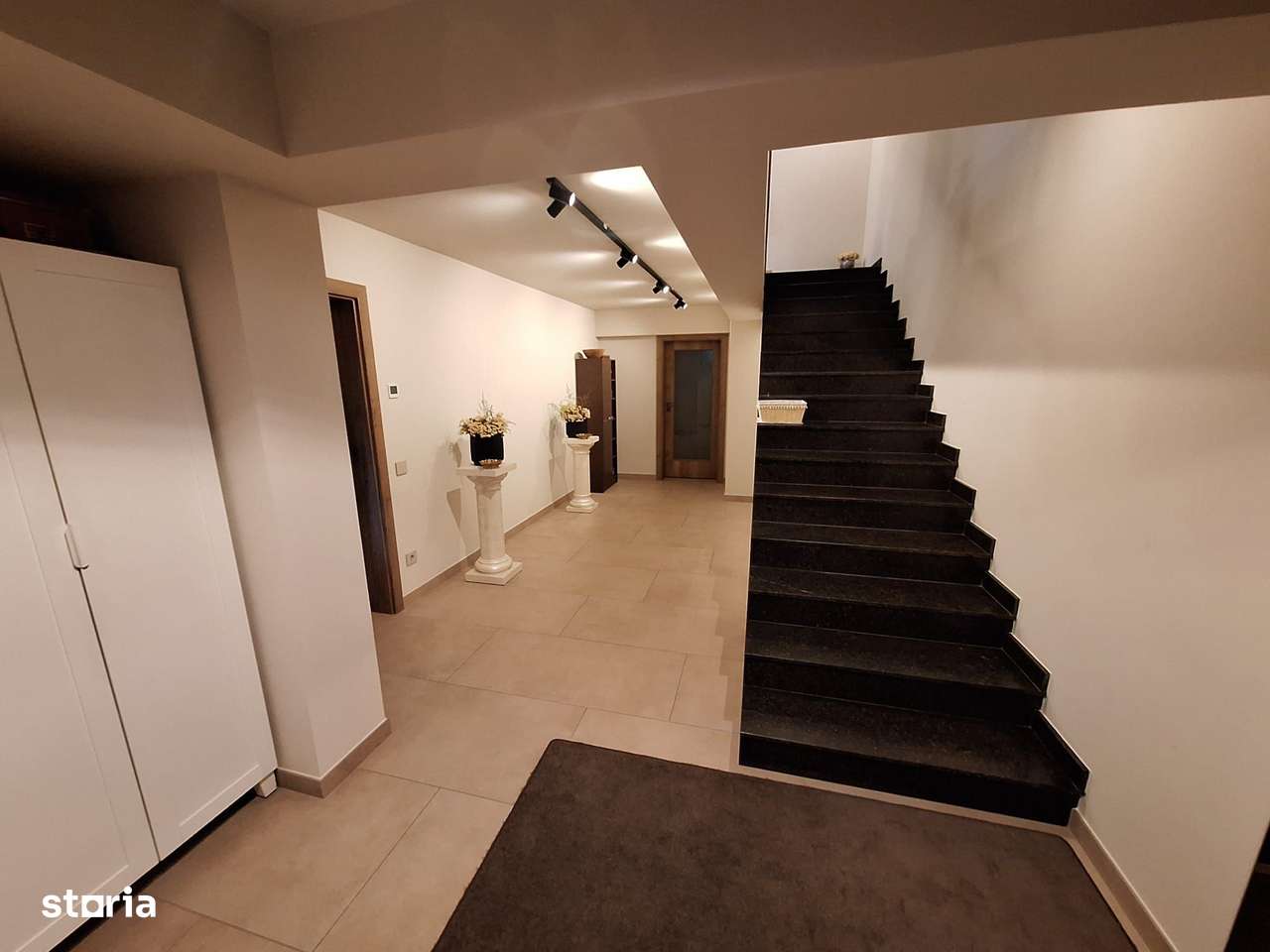 Casă cu finisaje și dotări premium-2