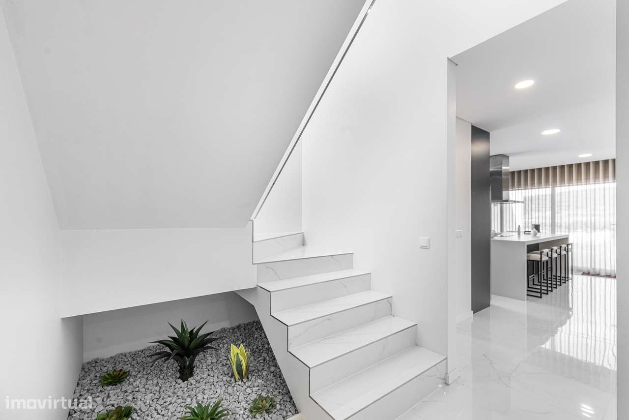 Moradia T4 semi-nova c/ 4 suites-14