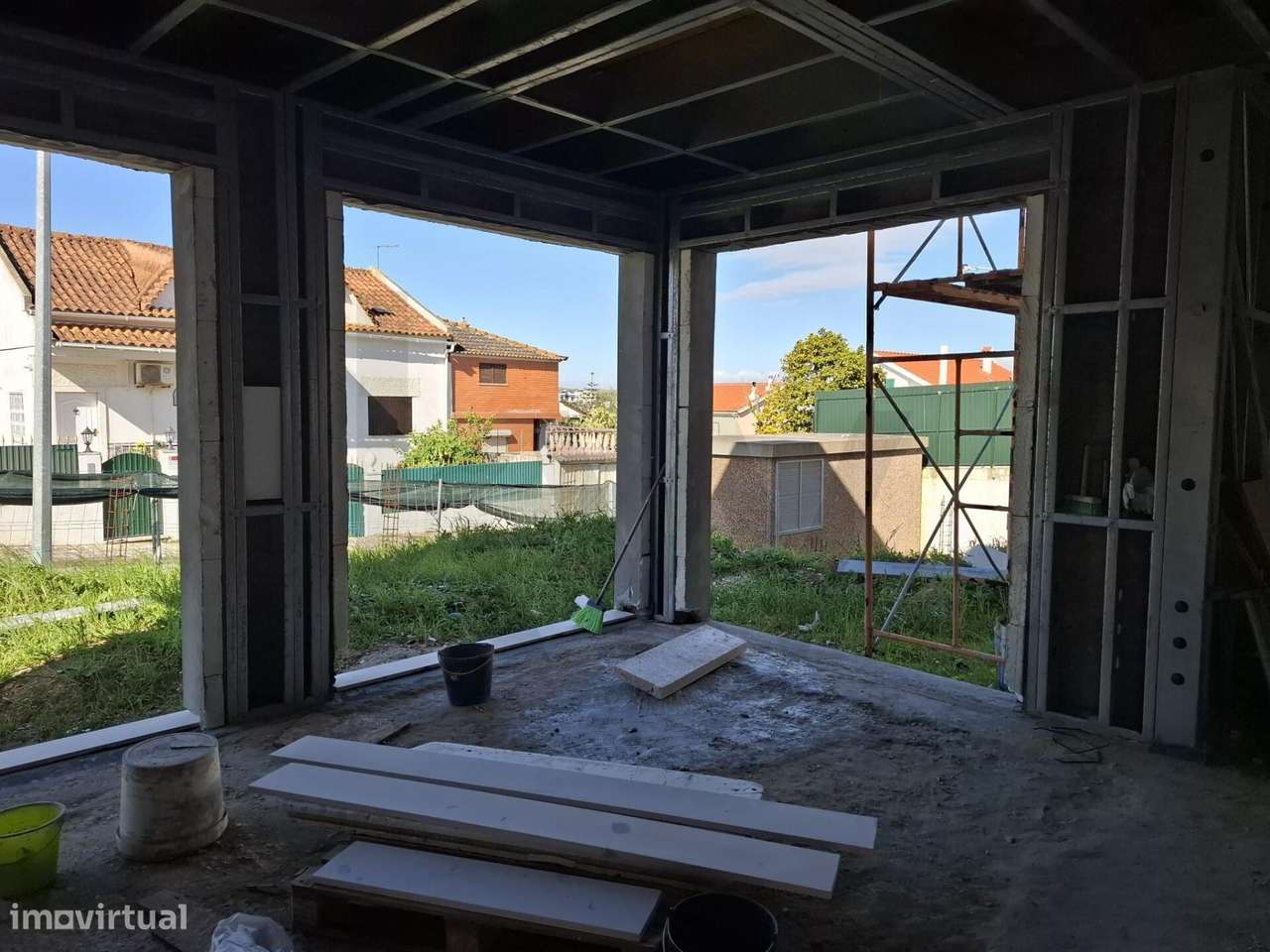 Lote de terreno com projecto de construção em curso | Moradia T3 isola - Grande imagem: 5/33