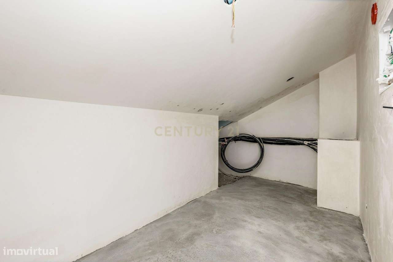 Moradia T4 com piscina em Caneças-43