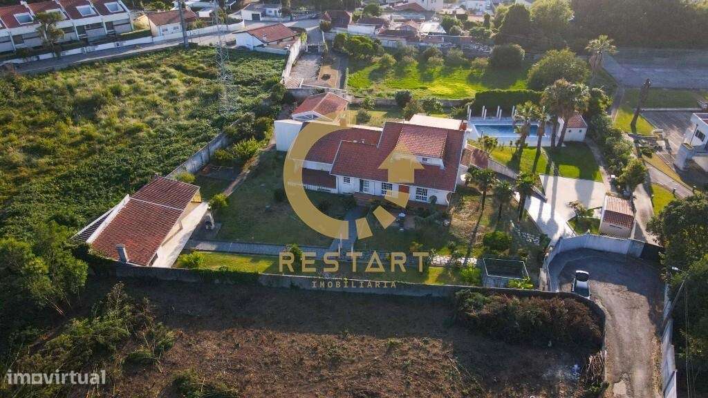 Moradia com 4900 m2 de lote de terreno com piscina interior e exterior - Grande imagem: 3/39