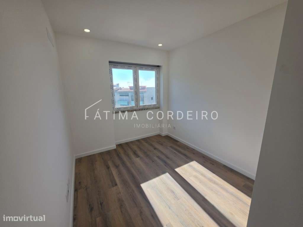 Excelente Apartamento T3 Remodelado em Almada-12