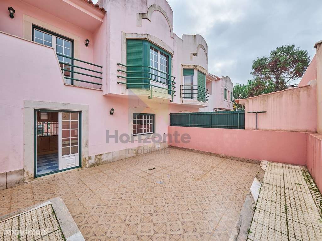 Moradia T4 com Excelente Localização-10