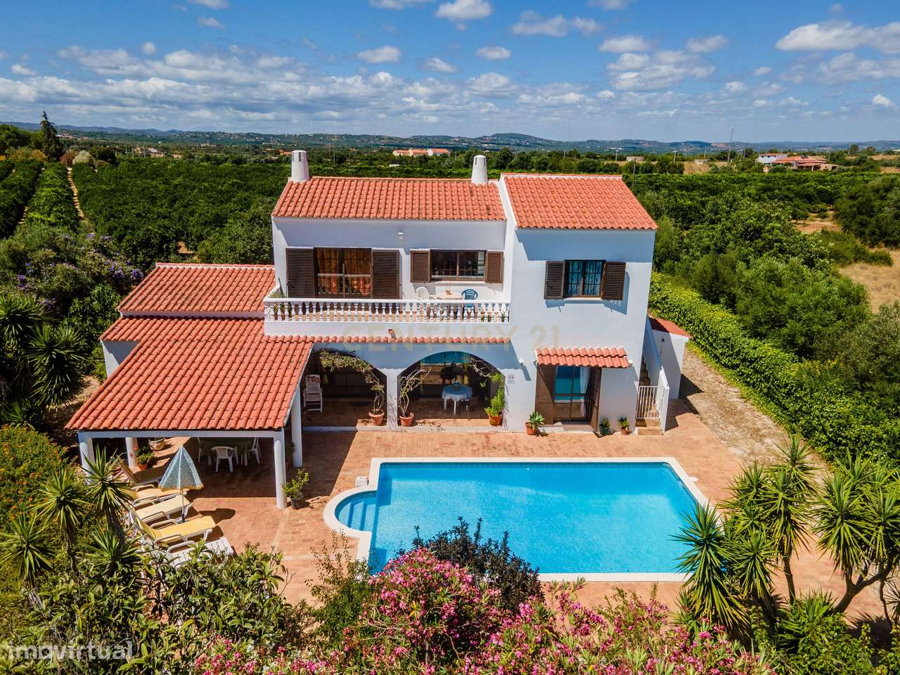 Moradia Bifamiliar T3 + T1 com Piscina  junto aos Campos de Golfe de A-0