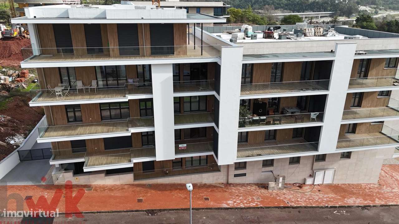 T2 Novo (2025) com 2 Suítes, Terraço e Garagem Box-12