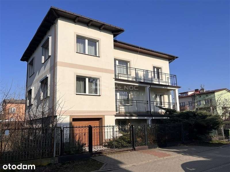 Unikalny, Duży Dom w Bliskiej Odległości od PKP-15