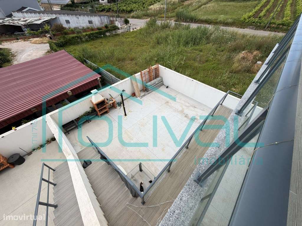 Moradia de Rês do Chão e primeiro andar com garagem na Cave e Logra...-40