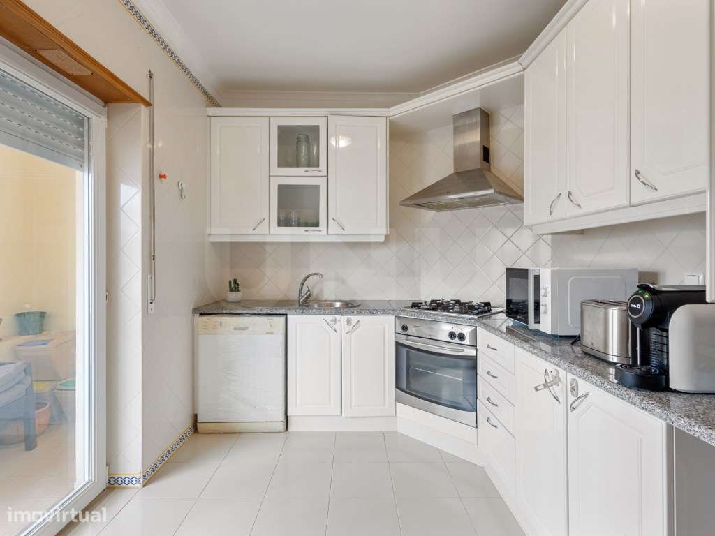 Moradia T2 com piscina e vista mar para venda em Santa Cruz.-4