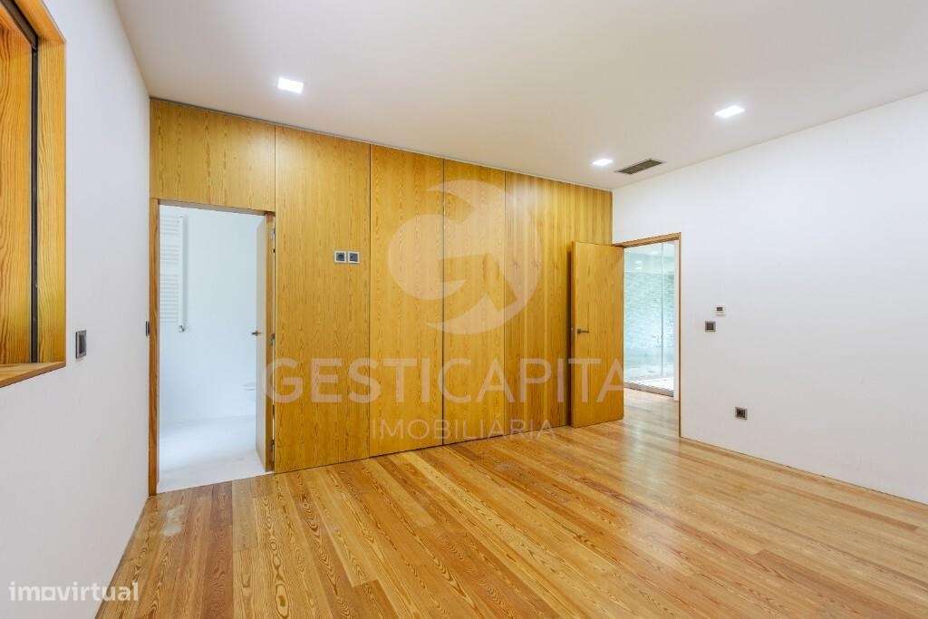 Moradia T4 Térrea de Luxo em Pedra com Terreno, Garagem e Levada Natur-12