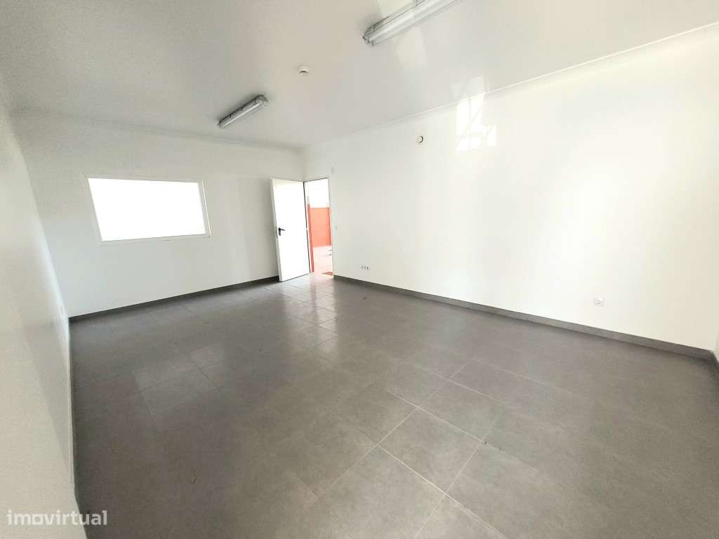 Armazém amplo junto ao metro do Senhor Roubado-17