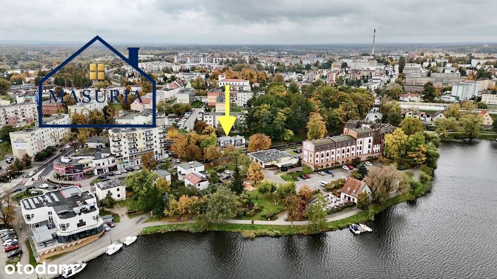 Dom w zabudowie szeregowej z lokalem usługowym.