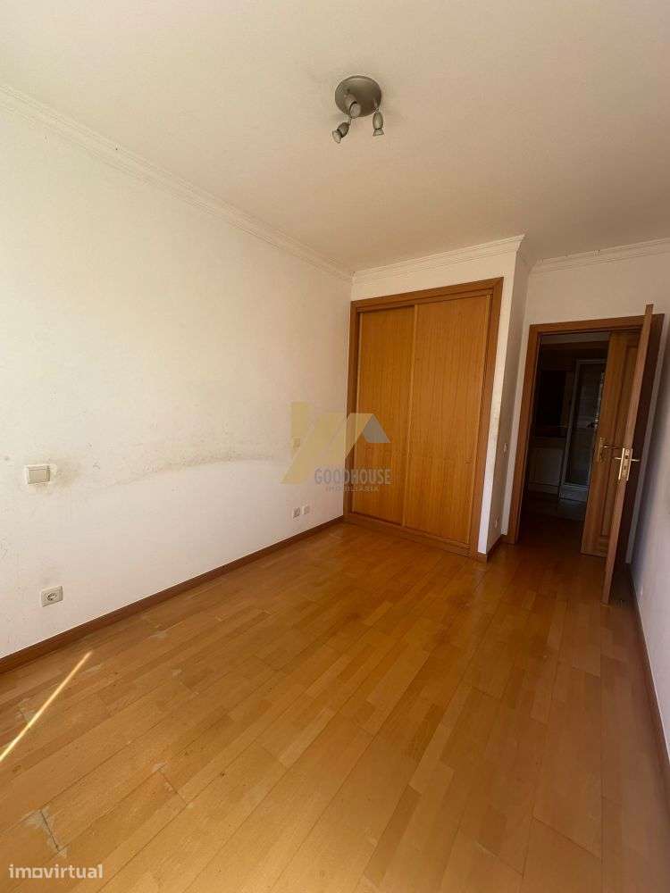 Apartamento T2+1 com varanda e dois lugares de garagem-9