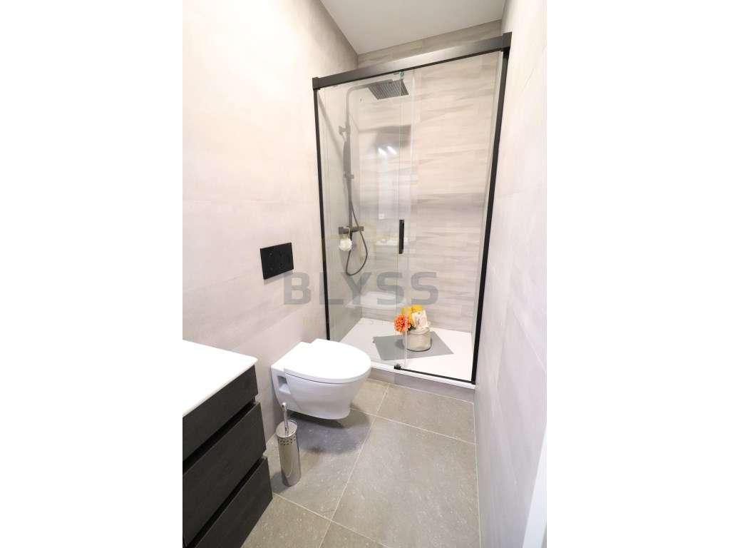 Apartamento T3, em Remodelação Total situado em Benfica, *Oferta da...-16