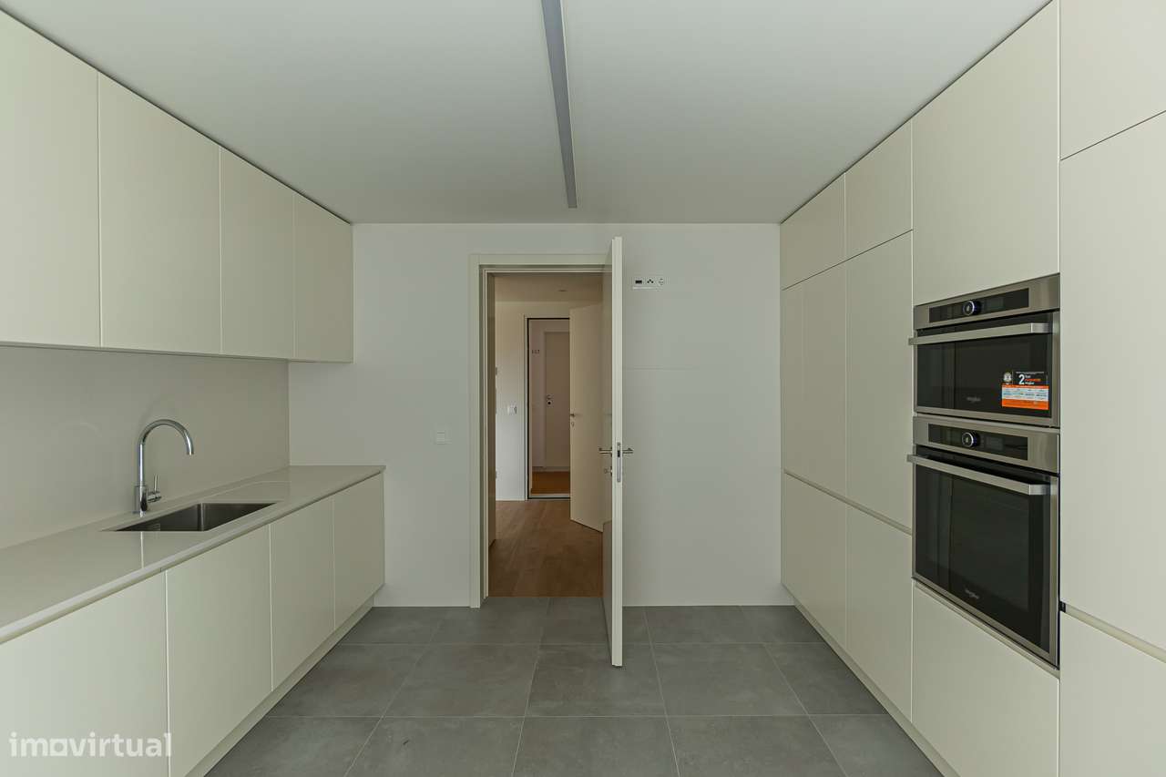 T3 Novo em Condomínio com Jardim, 3 Garagens, Permuta Possível-9