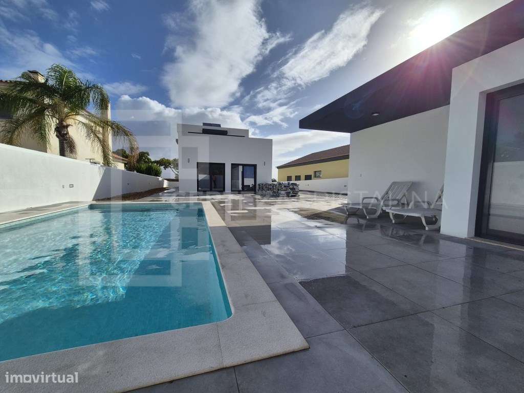 MORADIA CONTEMPORÂNEA COM PISCINA PRIVADA E GARAGEM-0