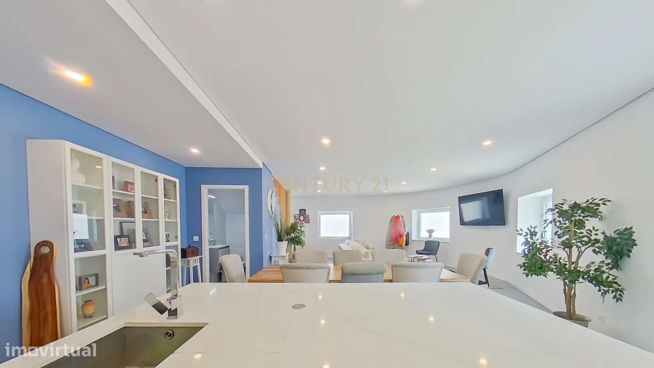 Casa Renovada T3 com Terraço e Luz Natural no Porto - Grande imagem: 2/24