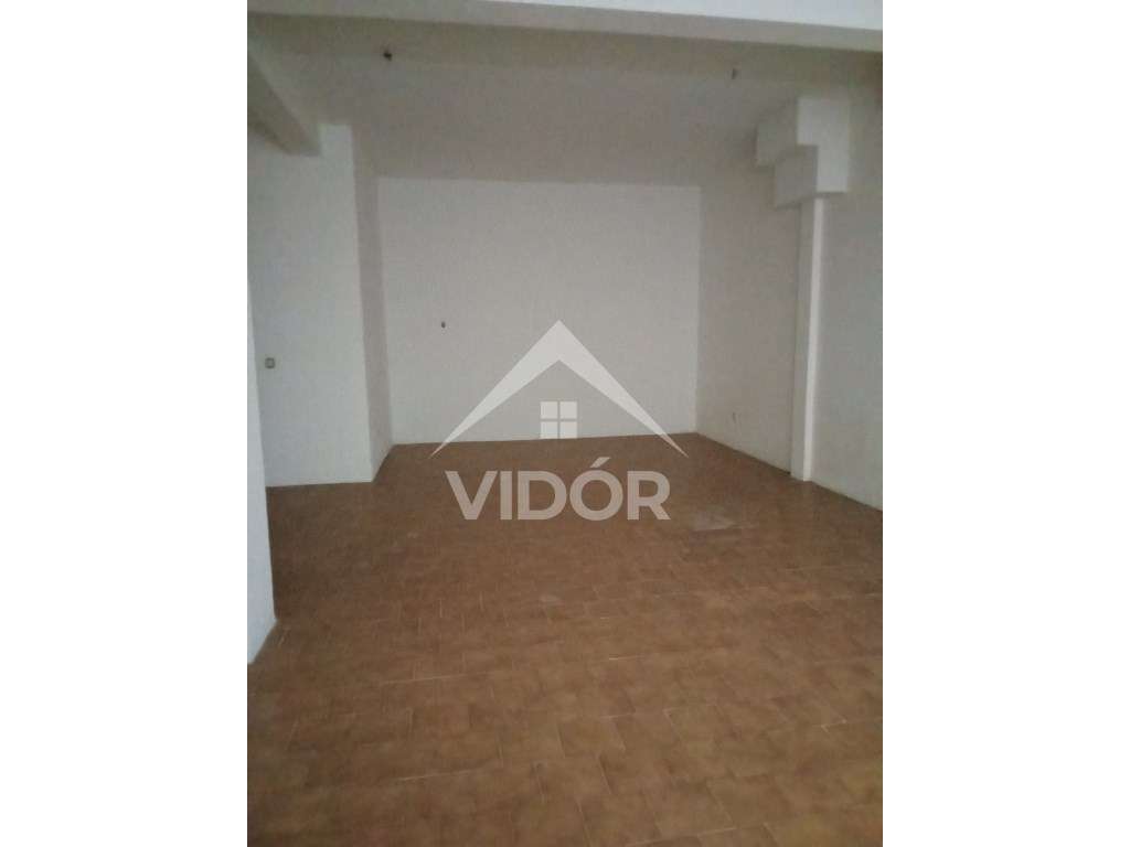 Loja Escritório c/ montra - Entre o Liceu e a João de Barros - Grande imagem: 4/8