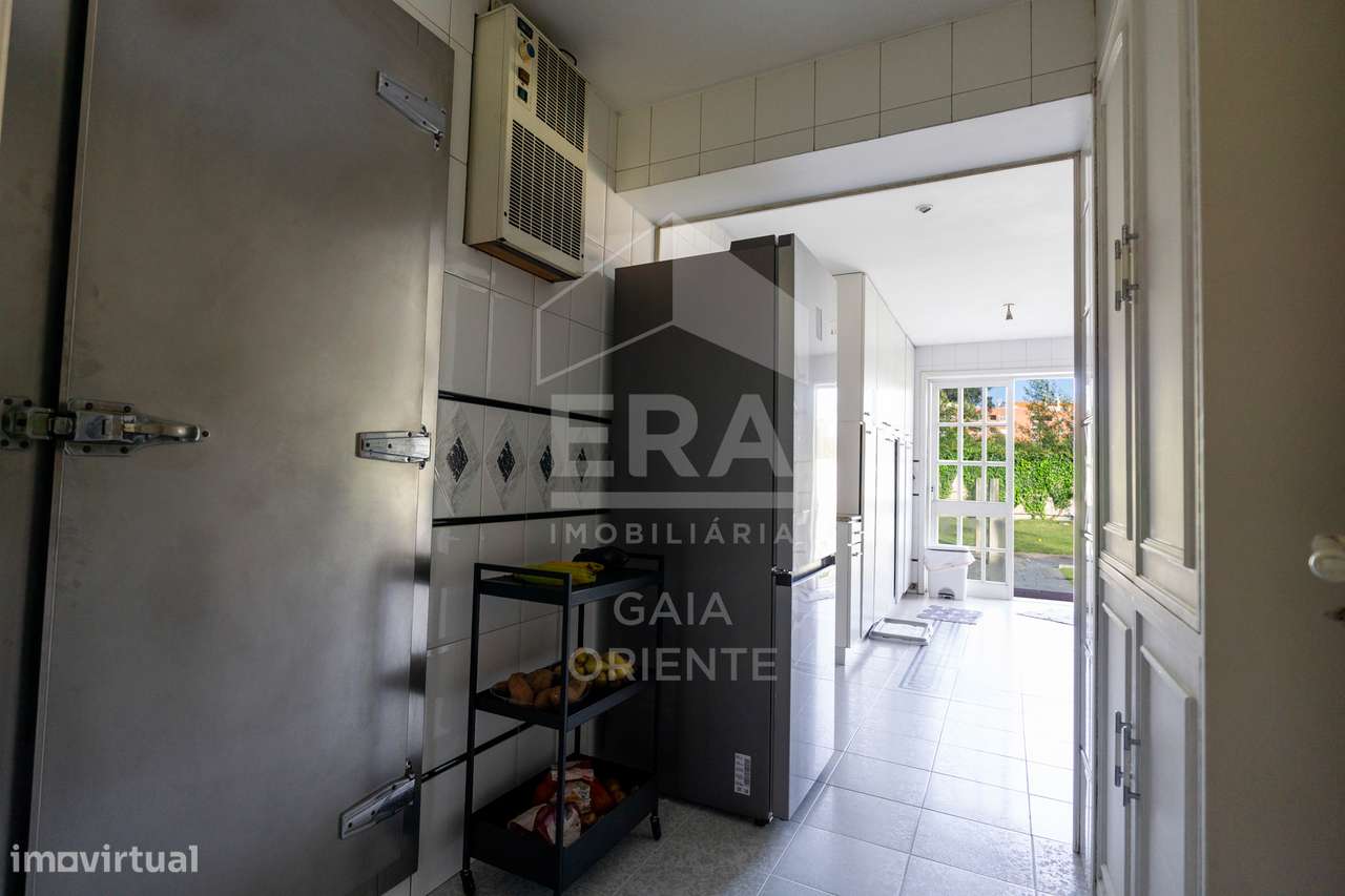 Moradia T8 com jardim e piscinas em Miramar-30