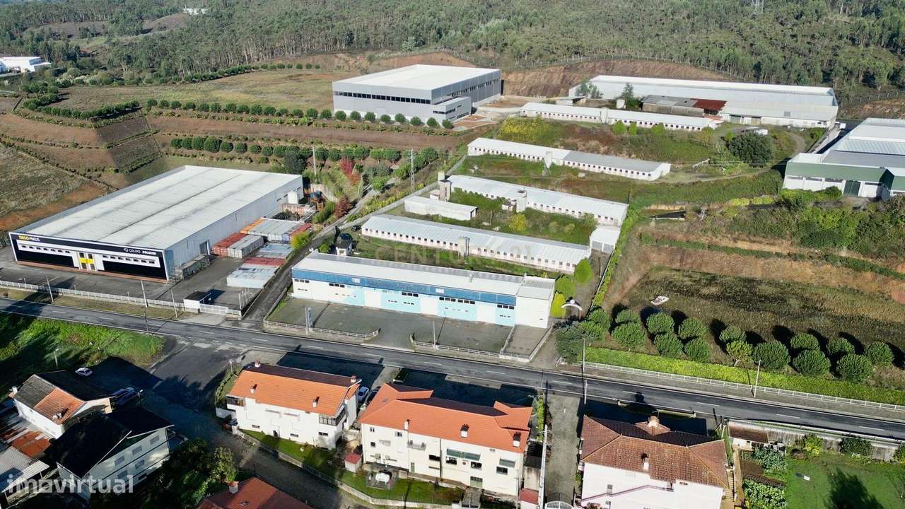 Lote 12.750 m² com 5 Armazéns | Acesso imediato à A41 | Oportunidade Ú-4