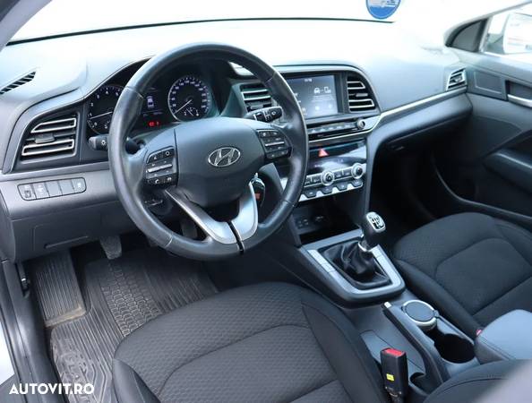 Hyundai Elantra - 8