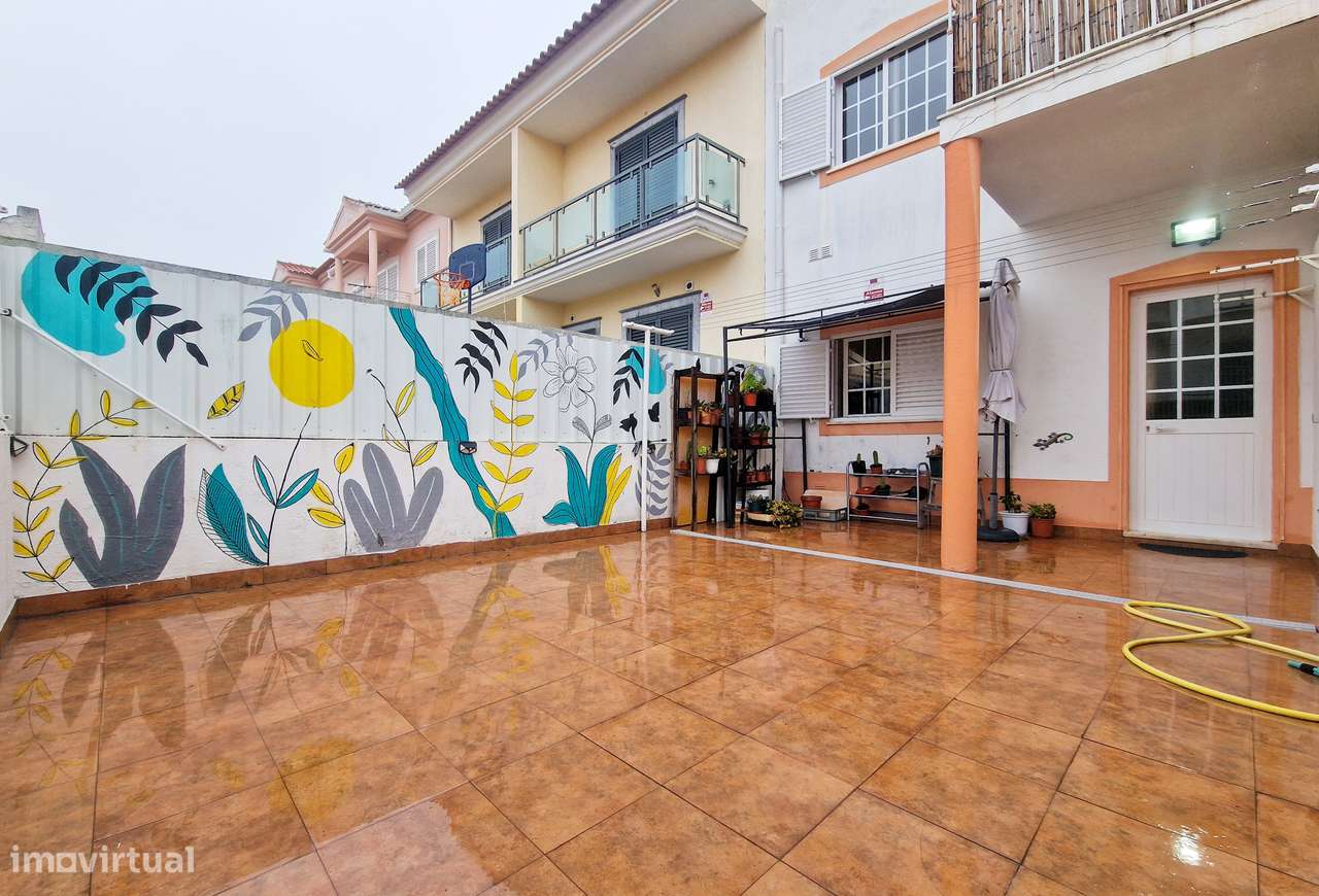 Moradia de 4+1 assolhadas - Muito estimada e pronta a habitar.-22