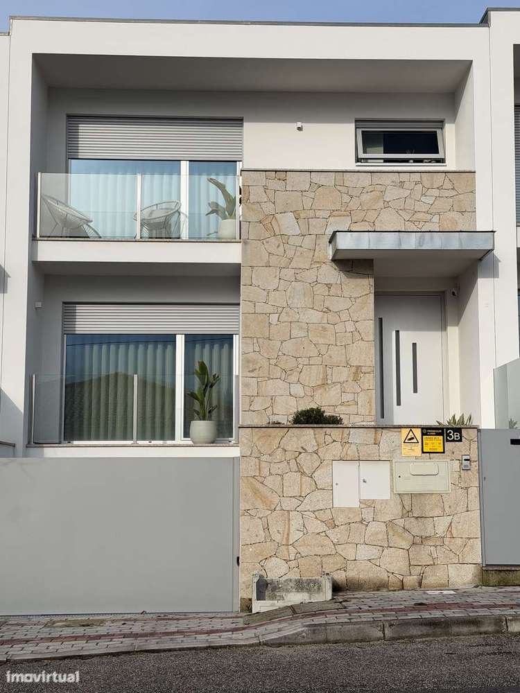 Moradia semi-nova T3+1 em Palmeira, Braga - Grande imagem: 2/33