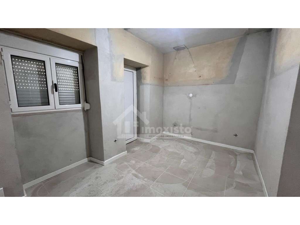 Moradia T2+1 Renovada com Logradouro em Castanheira de Pêra-9