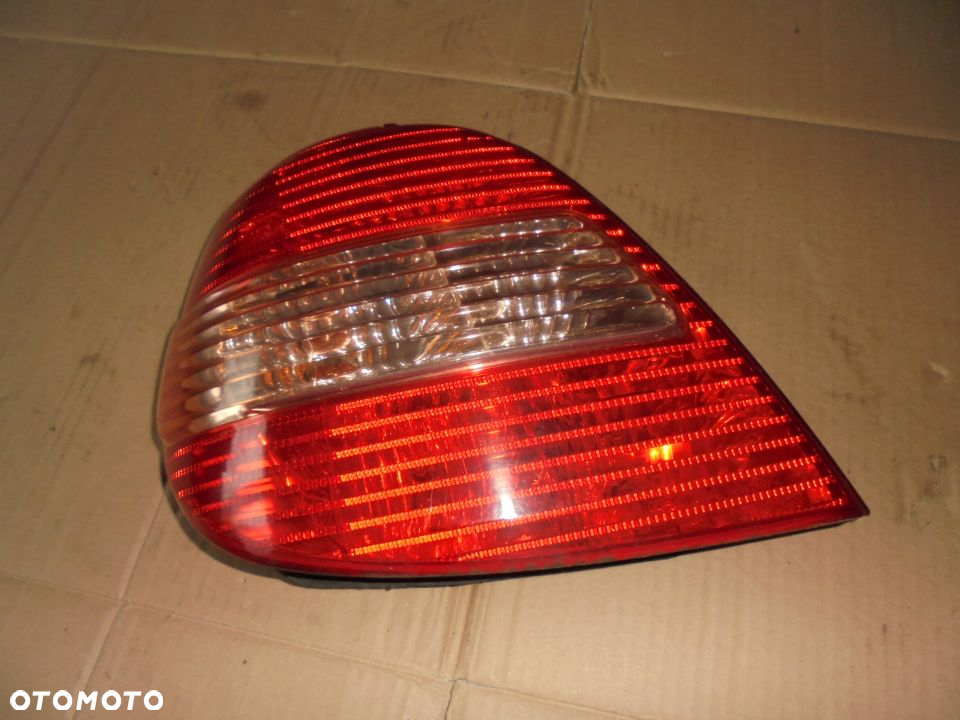 LAMPA LEWY TYL AVENSIS T22 - 2