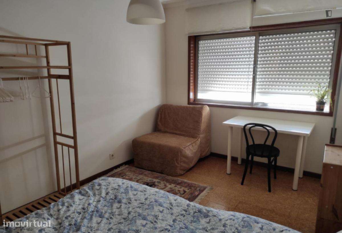 Quarto - localizado em Santa Marinha Porto - Grande imagem: 4/10