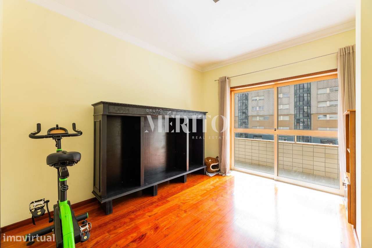 Apartamento T4 com garagem 2 carros-16